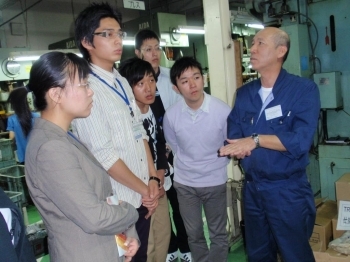 丁寧に説明する平賀さん。