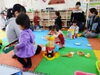 子供たちを見ながら談笑する母親たち