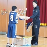 佐藤博紀選手が子どもたちにシューズをプレゼント！