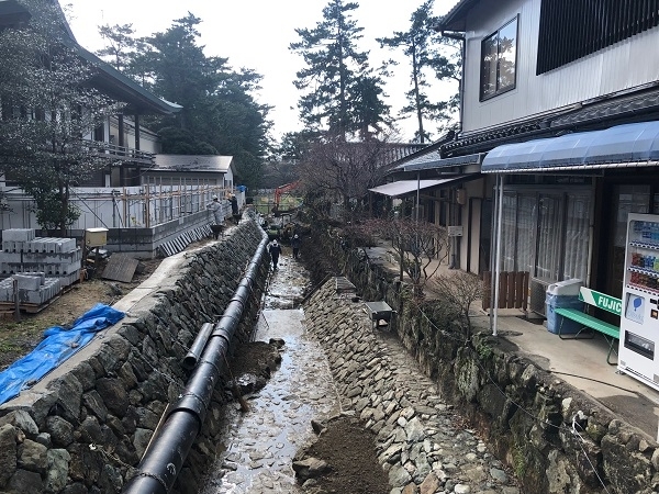 「素鵞川の護岸工事を行っています。」