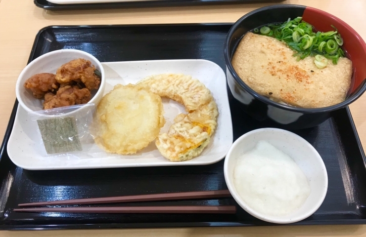 「うどんに色々トッピング！唐揚げ、油揚げ、とろろ芋、れんこん天ぷらおすすめです！」