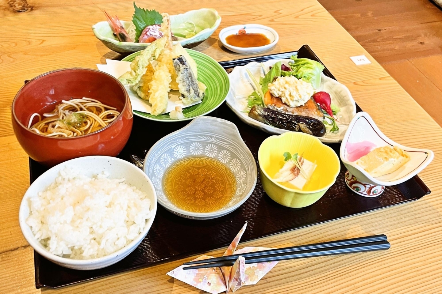 小料理屋 縁 えにし オススメの 店主の気まぐれ定食 は 品数たっぷり満足必至の和食ランチ 新発田 おすすめランチ特集 新発田 胎内 聖籠 まいぷれ 新発田 胎内 聖籠