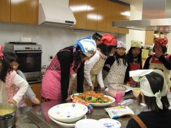 キッズ・キッチンを卒業した中学生たちもきて、みんな仲良く料理をしています。