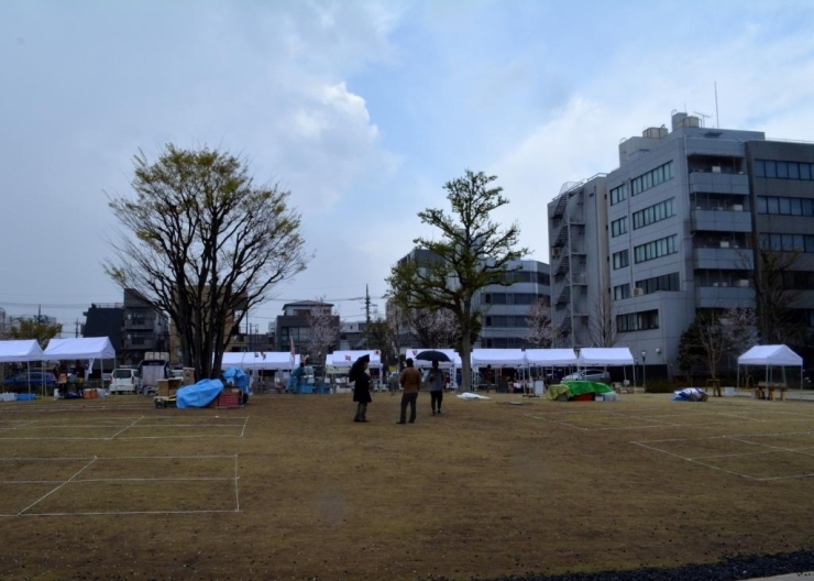 無事に非難が終わった頃・・・<br>雨が弱まってきたなぁ～と思っていたら、あっち（立川駅方面）青空じゃん！<br>