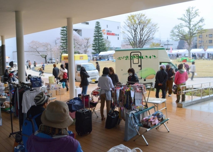 雨が降ってもフリマを続けられるのが『まんがぱーく大市』の良いところ♪<br>子ども未来センター１階、２階のテラスが出店スペースとして開放され皆さんお引っ越し。<br>これは出店者も安心ですね。