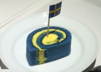 青いスポンジで黄色のクリームをまいたカラフルなロールケーキ