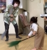 魔女の箒でお掃除して、空も飛ぶよ!「2歳ちゃん達のハロウィン🎃リトミック!怖くないよ、楽しいと笑顔!【南区&下京区のピアノ・リトミック・英語リトミック】」