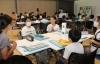 初めて会う人も多い中、グループワークでは<br>活発な意見交換が行われていました。