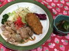 「本日のAランチは 焼肉と白身魚フライです。」