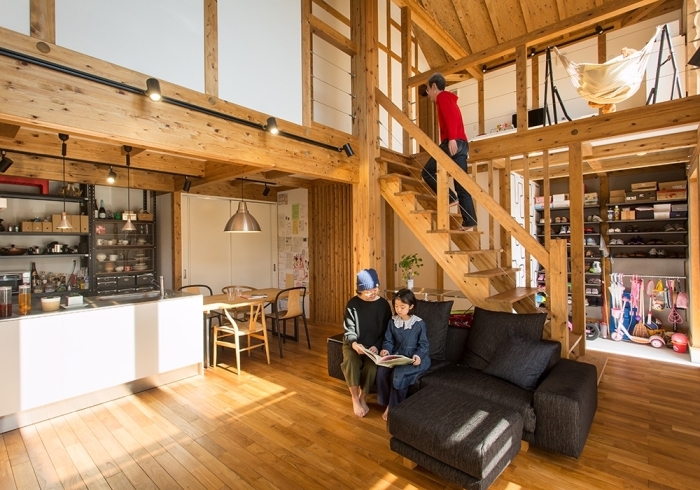 「オープンな空間と見せる収納でのびのび暮らす家」