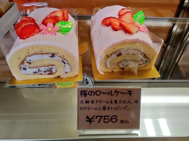 「春限定商品！ 桜のロールケーキが登場です！」