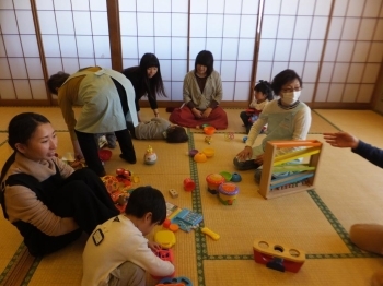 自由遊びと4月生まれのお誕生会 子育て広場 あいあい 活動報告 さやまルシェ 狭山市