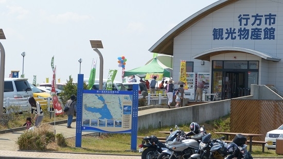 行方市観光物産館「こいこい」は、霞ヶ浦湖畔沿いにありサイクリングコースも整備されまた、霞ヶ浦大橋を土浦方面から渡ってすぐの位置にありますので、この季節はバイクのツーリングの方たちや車でドライブの方々で賑わいます。