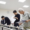 茶農家の方が丹精込めて作った碾茶(抹茶の原料)を真剣な眼差しで吟味します「200を超える碾茶(抹茶)原料を1日かけて見極めます」