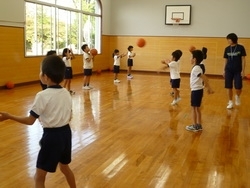 『バスケットボール教室』には、1年生も参加しています。「黒部市立中央児童センター」