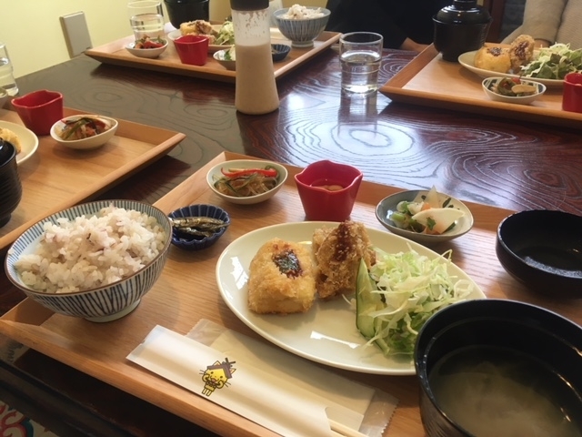 「明日は市内のカフェ個室にて♪」