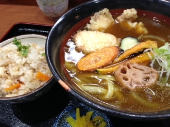 野菜のカレーうどんも絶品です。