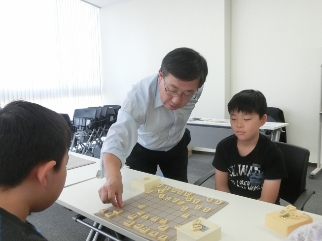 「行方市麻生 ｺﾃﾗｽで開催中の  こども将棋教室の生徒を募集します。」