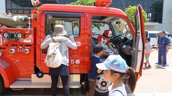 行方市麻生地区下淵（したぶち）の消防団が消防車の試乗をさせてくれました。子どもたちは興味津々（^O^）本物にはなかなか乗れないものね～！