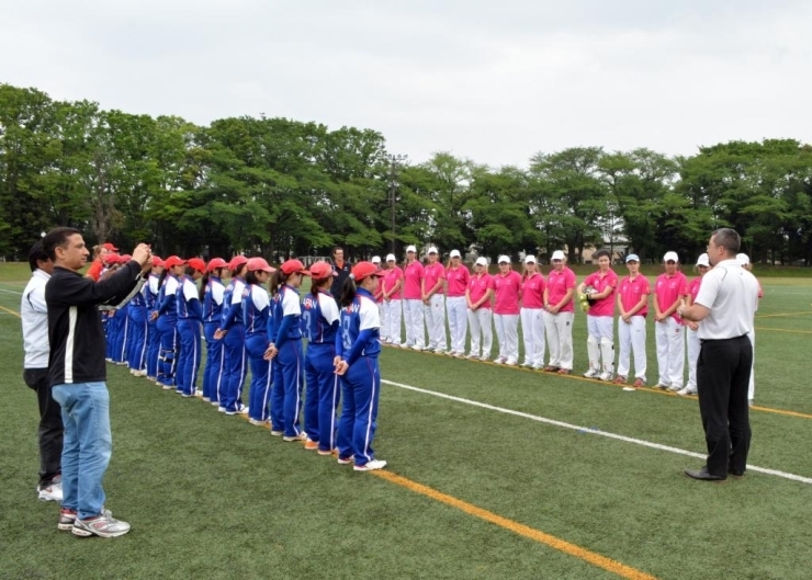 女子日本代表（左） vs オーストラリアのクラブチーム（右）<br><br>オーストラリアの選手は高校生くらいの若い選手もいました。