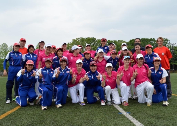 結果は女子日本代表が快勝！<br>みんなで仲良く集合写真です。