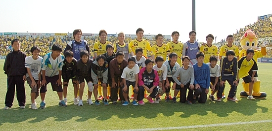 豊四季中学校サッカー部が「B to Jシート」参加選手と記念撮影