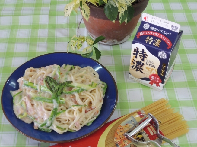 「特大アスパラのピーラー引きとカリカリベーコンのクリームパスタ」