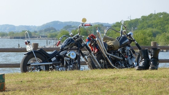 霞ヶ浦湖畔にハーレー…とブーツ？