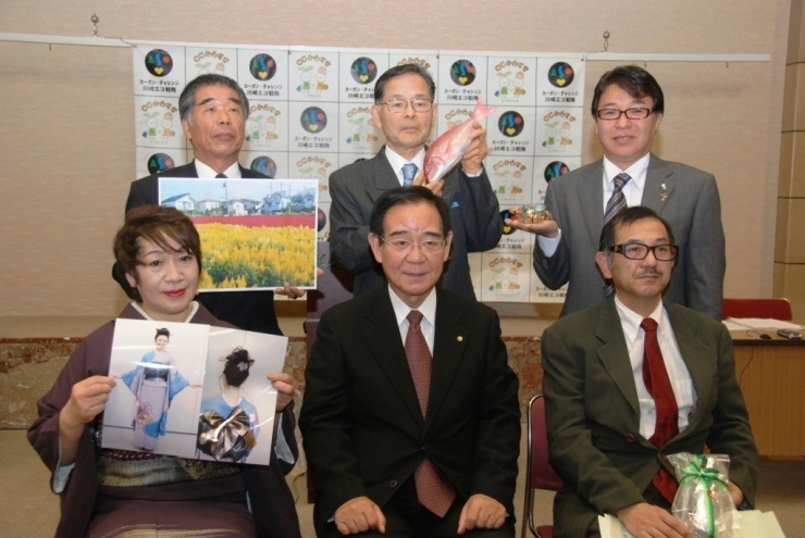 こちらは発表時の写真です<br>上段左から、吉田義一氏、田中司好氏、久保田宗孝氏　<br>下段左から、榎本かつ子氏、阿部市長、浅谷理明氏