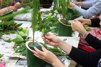 まず基本になる松を植え込んで