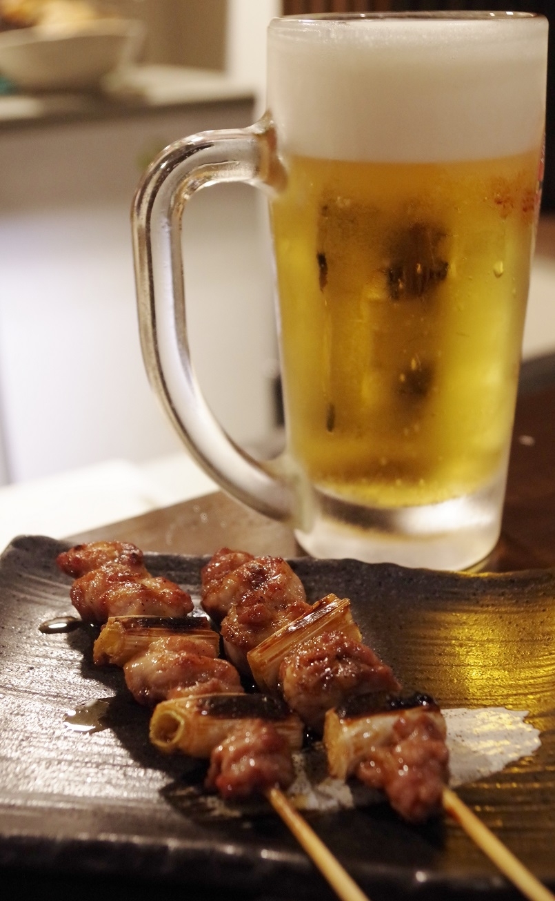 よ く冷えたビールと焼き鳥をどうぞ