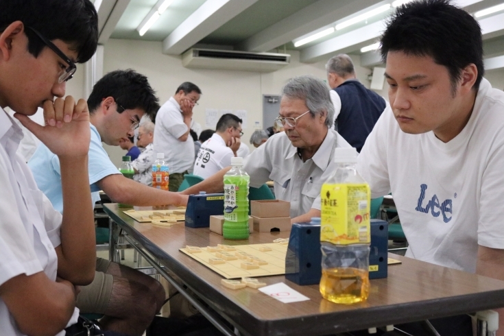 「将棋大会が新居浜市市民文化センターで開催されています。」