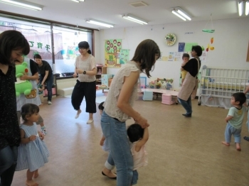 曲♪に合わせてママとお散歩！