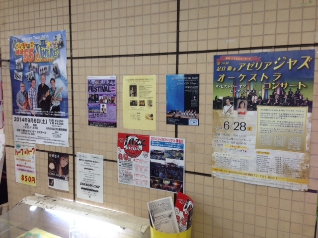 店内・店外にはたくさんのライブやコンサートのポスター・チラシがあります。