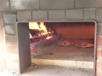 《ふきのとう》では石窯を使ってピザを焼きます。窯の中は400℃で約3分の目安で焼き上げます。