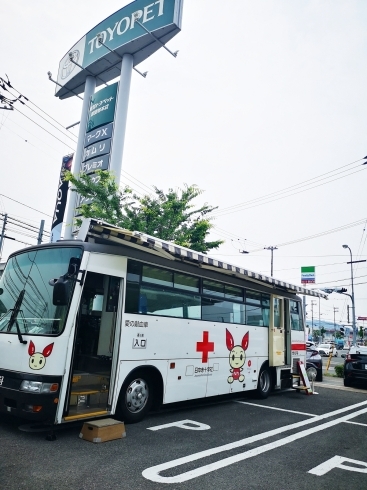 「高知トヨペットに献血カーがやってきた」