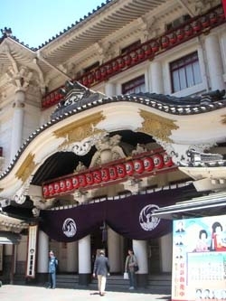 これぞJAPAN！<br>色もあざやかな歌舞伎座の建物。<br>ここが正面の入口。<br>