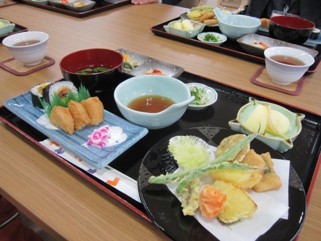 「うわぁ♪　おいしそう♥　アツアツ天ぷらや～！　 高住センターから、揚げたててんぷらがメニューにある老人ホーム見学情報です。」