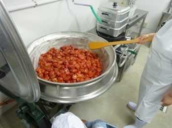 新鮮なトマトを水でよく洗い4等分位の大きさに切り、大鍋で柔らかくなるまで煮込みます。