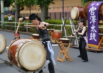 『諏訪神社　宮澤太鼓』<br>幅広い年齢層が在籍し、年間２０回の公演と共に地域の活性化を図る団体。
