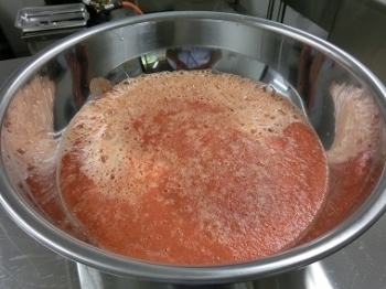 裏ごし器にかけてこの位になります。味付けの塩糀はトマトの甘さによって分量を変えて行きます。