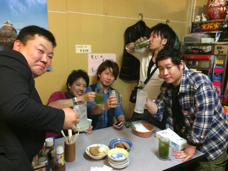 【居酒屋「ば～」にて】<br>人情溢れるお店でほかのお客さんとも楽しく飲める素敵なお店でした♪<br>またいかせていただきます♪<br>撮影者：とも