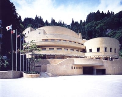 「黒部市宇奈月国際会館セレネ」日本画を中心とした美術館を併設している、国際会議場です。