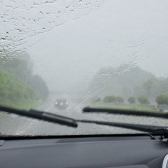 雨の日　運転中の視界は良好ですか？ ワイパー交換 お任せ下さい。