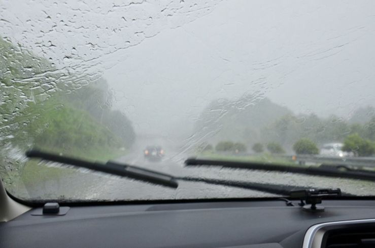 「雨の日　運転中の視界は良好ですか？ ワイパー交換 お任せ下さい。」