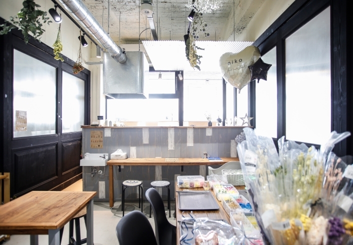 「8月2日　niko flower cafe stand　OPEN！」
