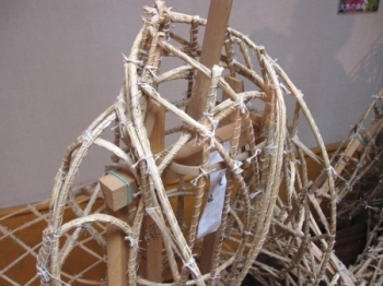 竹ひごから作った巻藁を木材に括りつけて胴の形に組んでいきます。