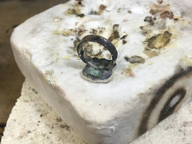 「素材のわからないリングを修理　 8月20日 スタジオアルジェント今日の作業机」