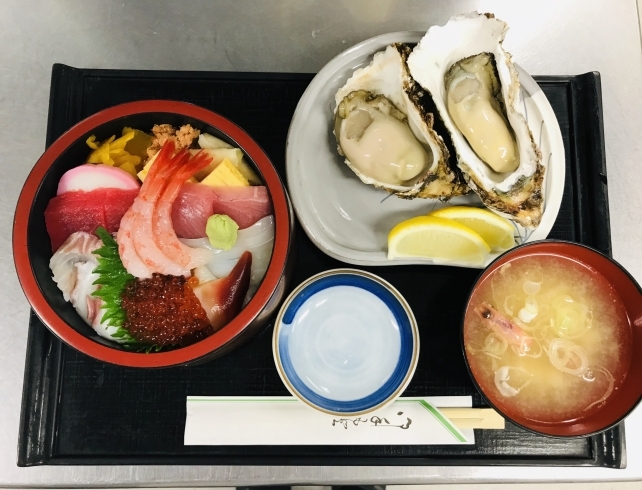 「日和山浜産天然岩牡蠣‼︎➕8種類の魚介を乗せたちらし寿司‼︎」