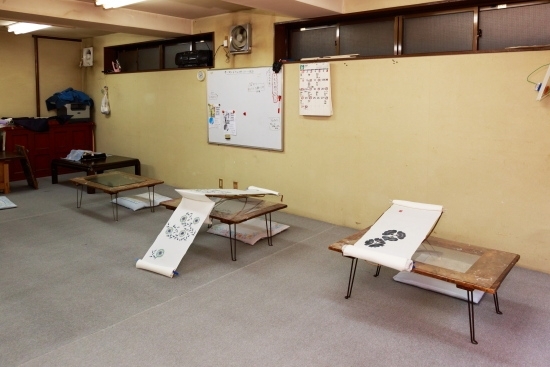 工房での友禅教室　トレースもできる透明な天板がついた机を使用します。